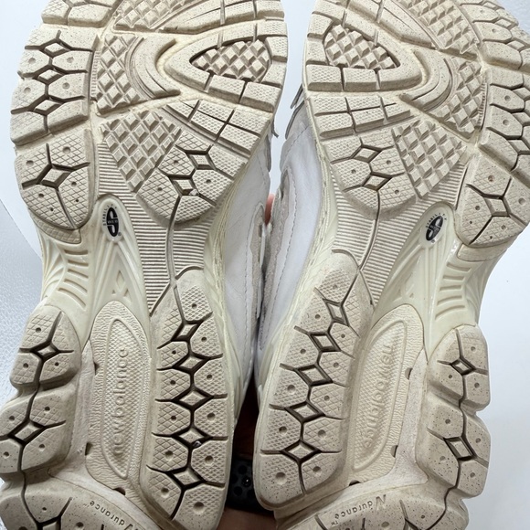 New Balance White and Gray Sneakers - Picture 10 of 11